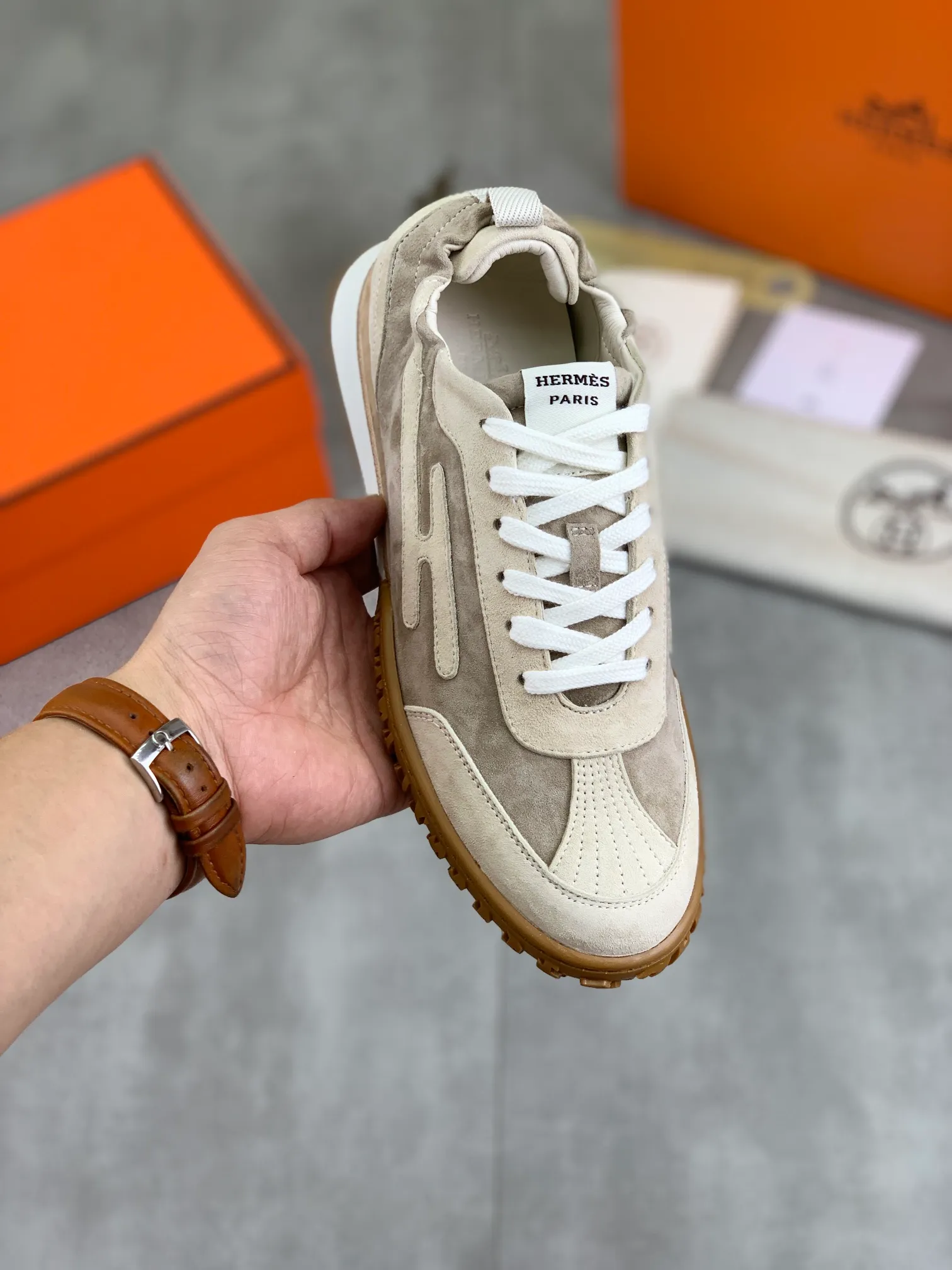 Men's men's shoes 💰P580 new top version original order Hermes Hermès couple 🧑‍🤝‍🧑 style Drift Sneaker autumn new casual sports shoes original purchase development and production H family men's classic series technical breathable fabrics with cowhide casual sports shoes casual sports dad shoes combine high-tech breathable materials and cowhide, H family exclusive button decoration on the side The outsole is full of H italic design and bright colors to show vitality and continue the brand design inspiration. Stroll around the city lightly and feel free and comfortable. Exquisite packaging at the delivery counter 🛍📦 ▪️Fabric: original customized breathable material + first layer of cowhide ▪️Inner lining: cowhide feet ▪️Outsole: molded and evacuated PU+TPU material ▪️Size: Female 34-40 (41 customized) Male 39-45 8️⃣ colors available Premium packaging